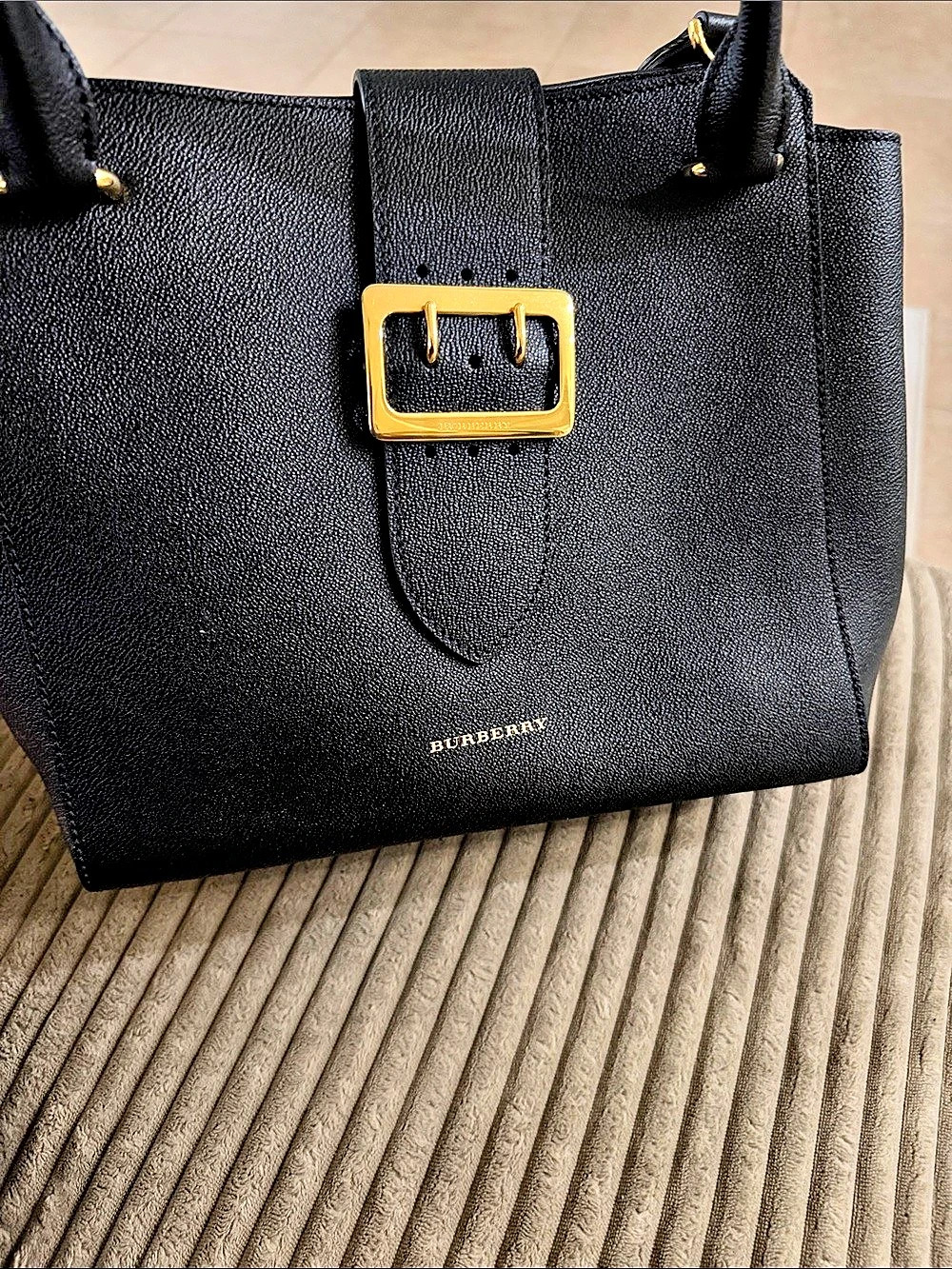 Burberry Medium Banner Tote in Grainy Leather and House Check Black & Brown